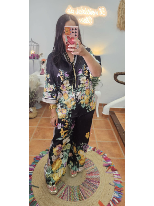 Conjunto satén flores negro 
