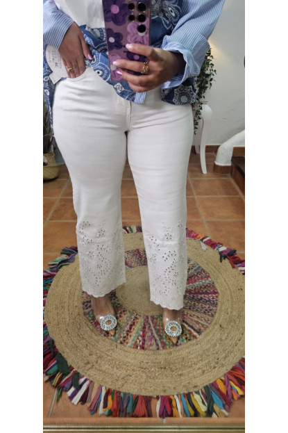 Jeans blanco bajo calados 