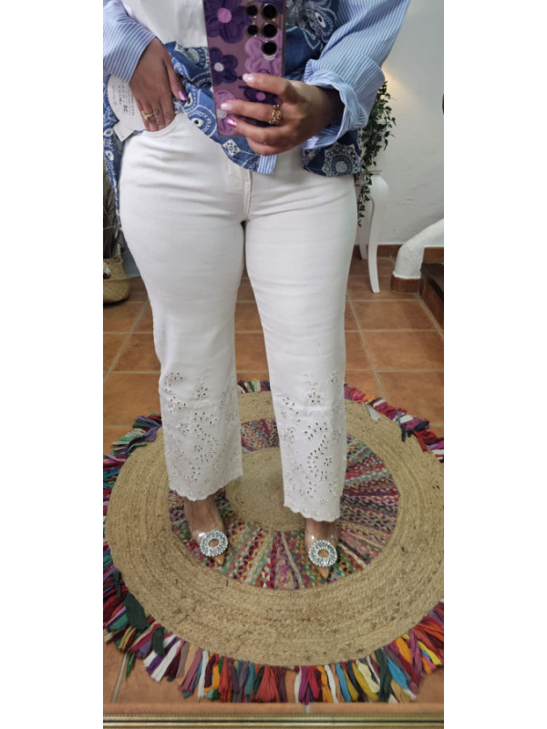 Jeans blanco bajo calados 