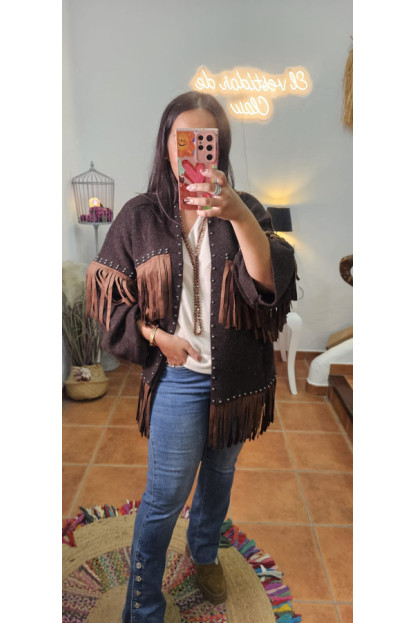 Chaqueta flecos tachas marrón 