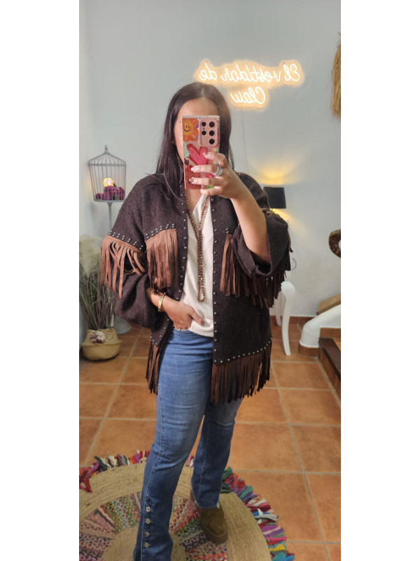 Chaqueta flecos tachas marrón 