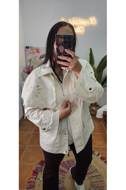 Chaqueta cuello calado extraible beige