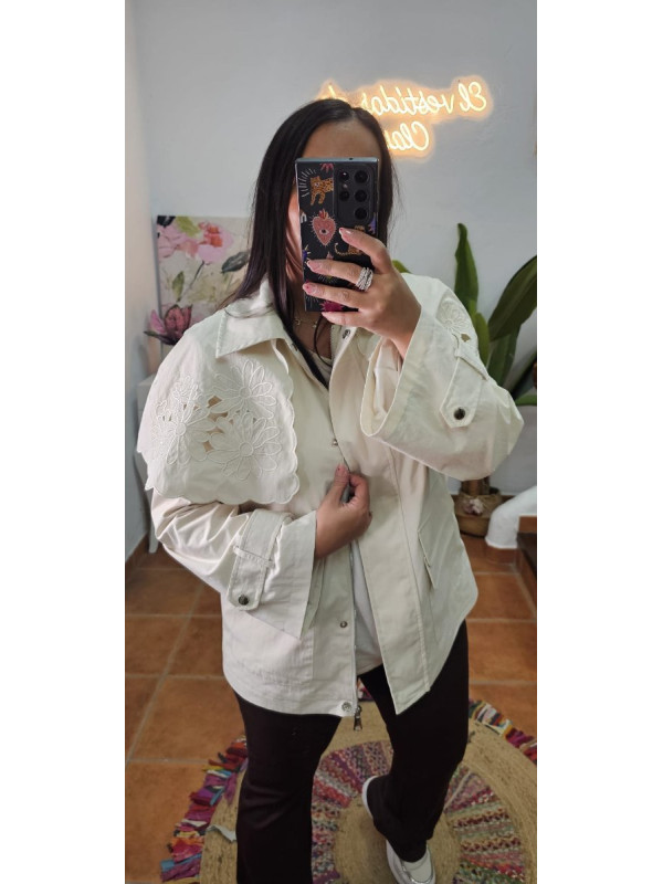 Chaqueta cuello calado extraible beige