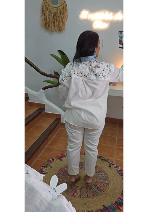 Blusa blanca demim nudo flores 