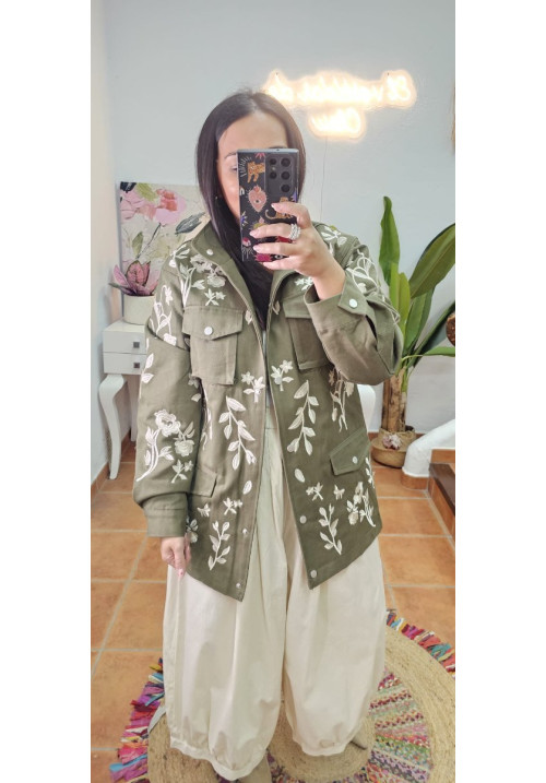 Chaqueta verde bordado hojas