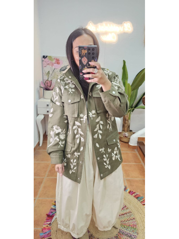 Chaqueta verde bordado hojas