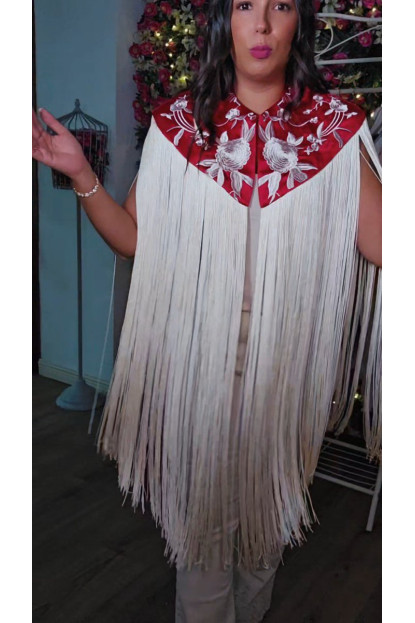 Capa roja manton  bordado flecos 