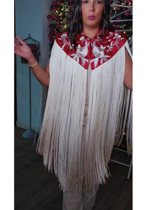 Capa roja manton  bordado flecos 