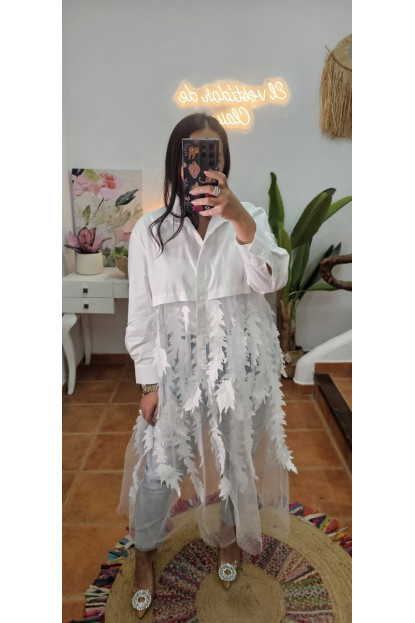 Camisa bajo tul hojas