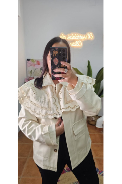 Chaqueta cuello flores calado desmontable 