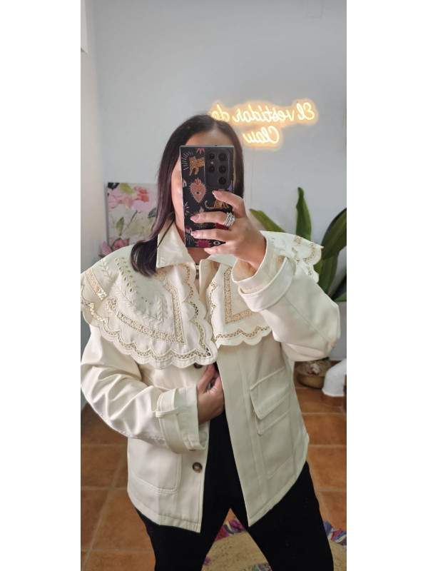 Chaqueta cuello flores calado desmontable 