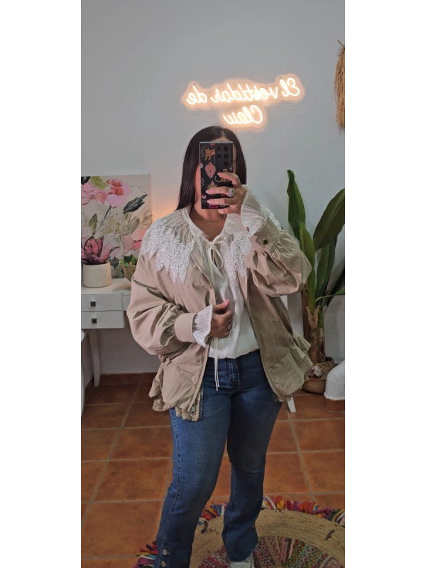 Chaqueta bajo goma encaje beige
