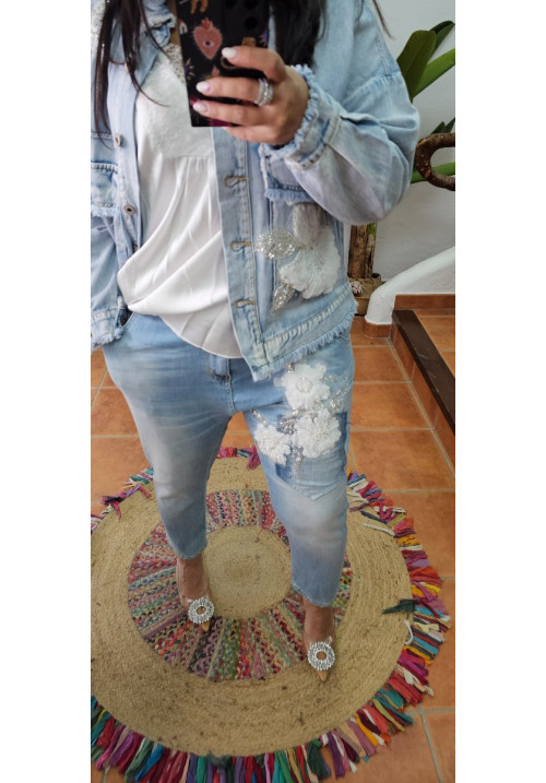 Jeans bajo flores