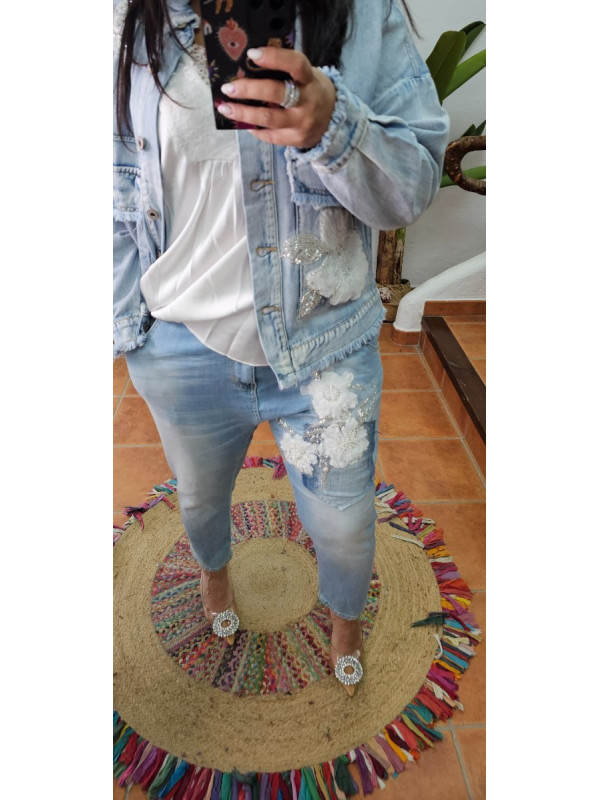 Jeans bajo flores