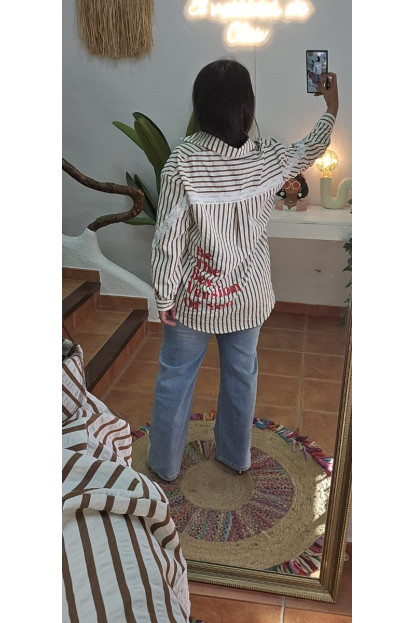 Camisa blonda marron mensaje 