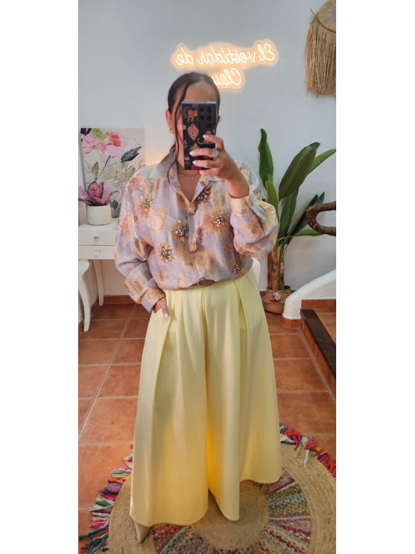 Pantalón ancho cinturón amarillo