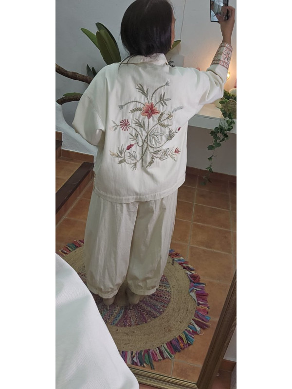 Chaqueta espalda flores oro crudo