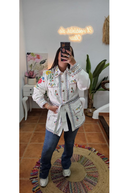 Chaqueta flores bordadas cinturón 