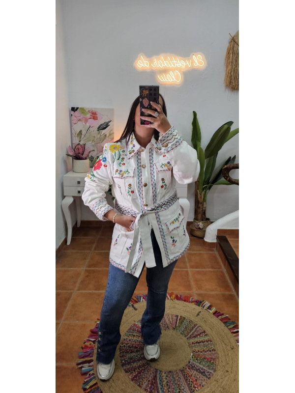 Chaqueta flores bordadas cinturón 